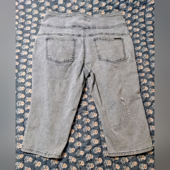Hybrid & Company Super Comfy Stretch Denim Knee Length Capris/Bermuda Shorts 16 - Picture 8 of 12